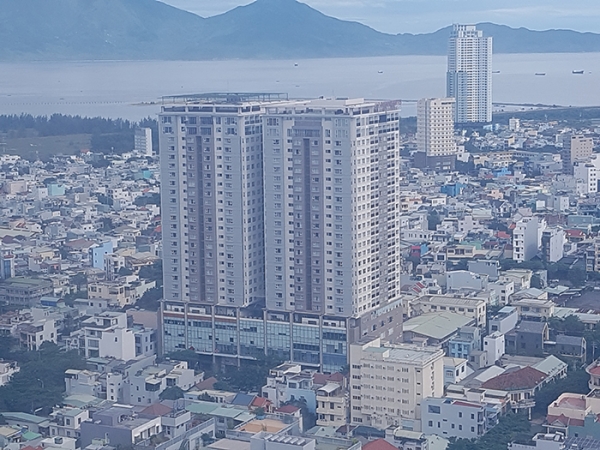 저층의 사회주택 아파트단지. 베트남 정부는 2020년까지 4,800의 사회주택 공급을 목표로 하고 있으나 재원이 부족한데다 그마저도 제대로 집행되지 않아 1년밖에 남지않은 현재 1,250만으로 목표치의 26% 달성에 그치고 있다.