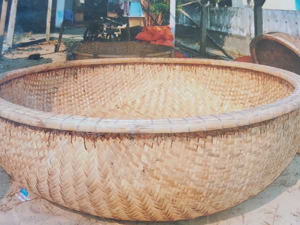 틀이 완성된 바구니배. 직경 2~2.5m, 무게 100, 적재중량 1,000으로 성인 3~4명이 타도 안전하다. 대나무는 흠없이 일직선으로 쭉 뻗는 것만 사용하며 껍지를 벗기는데만 사흘, 짜는데 이틀이 걸리고 여기에 여러차례 방수도포와 건조를 거듭하는 등 바구니배 제작에는 시간이 많이 소요된다.