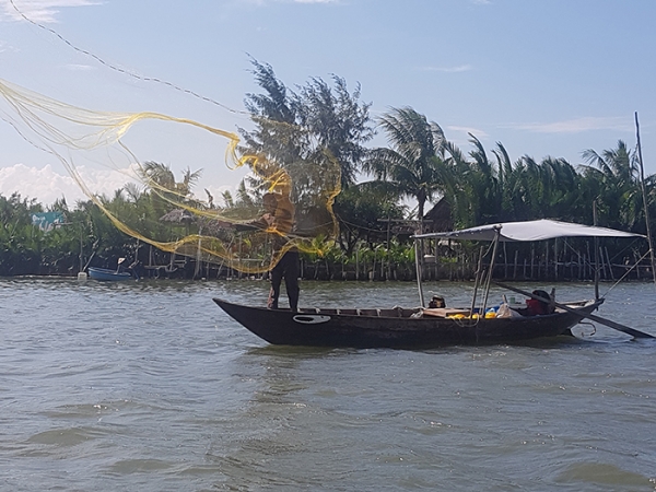 바구니배는 처음에 고기잡이용으로 쓰였으나 호기심 많은 관광객이 타면서 관광용 배가 되었고, 행정기관이 사업틀을 짜고 주민들이 참여하면서 관민합동의 마을공동체 사업이 됐다. 바구니배 관광사업은 기념품가게, 수공예품 제작 등으로 연결돼 고령자들도 노동활동에 참여하는 등 1,400개 이상의 일자리가 만들어졌다.