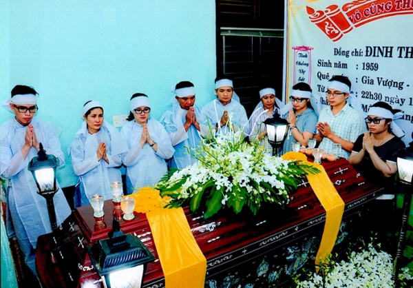 입관을 마친후 유족들이 고인에게 예를 표하고 있다. 가족들은 흰색의 옷과 두건을 착용하며 친척들은 두건만 써도 된다. 조문객들은 가급적 검은색 옷을 권하기 때문에 유족과 조문객이 확연히 구분된다.