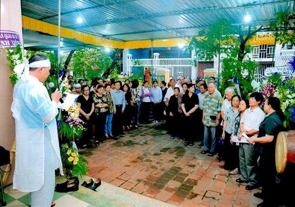 유족이 조문객들에게 고인소개를 하고 있다. 조문객은 조문과 함께 부의금을 전하고 친한 사람들은 빈소에 남아 일을 돕는다.