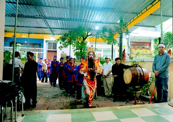 장례도우미가 선두에 서서 장례행렬을 이끌고 있다. 농촌에서는 아직 마을 주민들이 장례도우미를 하는 경우가 많지만 도시에서는 장례대행사에 소속된 직원들이 통일된 복장으로 장례도우미를 한다.