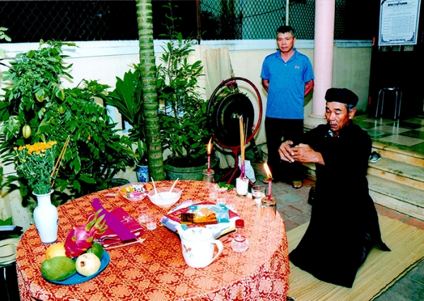 장례가 끝난후 가족이 제사를 지내고 있다. 죽음이란 다른 곳에서 다시 태어나는 것으로 인식하는 베트남 사람들은 망자가 다른 세상에서 행복하게 살기를 빌며 최대한 성의로 예를 표한다.