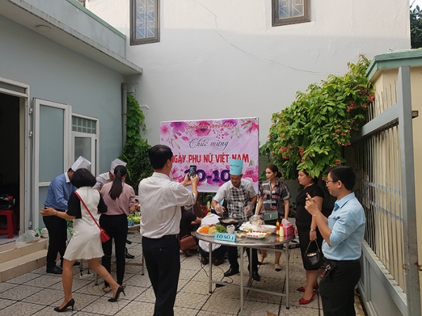 여성의 날을 맞은 직장의 오찬 축하. 베트남에는 3월 '국제 여성의 날'과 10월 베트남이 제정한 '여성의 날' 등 두개의 여성의 날이 있고 각 직장에서는 꽃선물과 오찬 등으로 여직원들에게 축하인사를 한다.