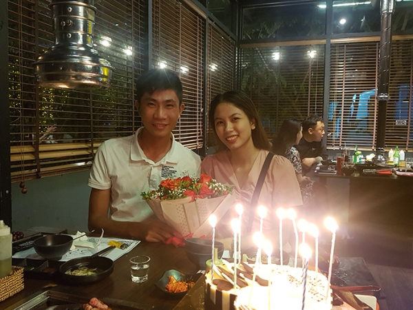 여성의 날을 맞아 남성이 여자친구에게 꽃선물과 저녁식사로 축하하고 있다. 이날 여자친구에게 꽃을 전하지 않으면 그다음달부터 관계가 깨질 정도로 여성의 날 꽃선물은 빼놓을 수 없는 이벤트다.