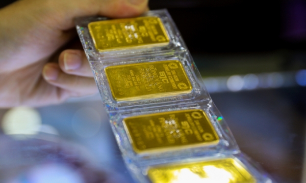A person holds gold bars at a shop in Ho Chi Minh City. Photo by VnExpress/Quynh Tran