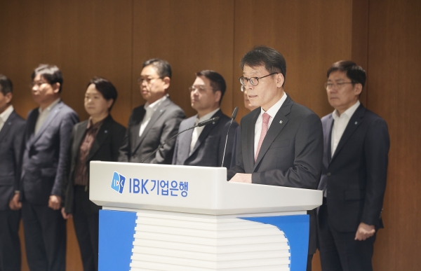 김성태 <b>기업은행</b>장, '882억 부당대출' 대국민사과…쇄신계획 발표