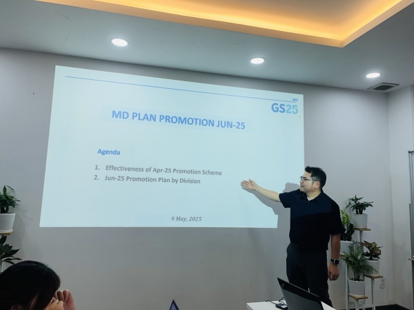 직원들과 회의중인 최금성 법인장. (사진=이승윤 기자)