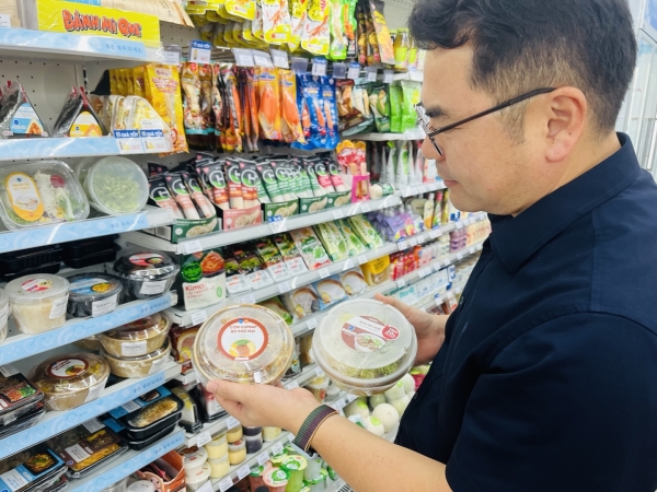 최금성 법인장이 컵밥과 베트남 쌀국수의 일종인 분보훼 상품을 들어보이고 있다. (사진=이승윤 기자)