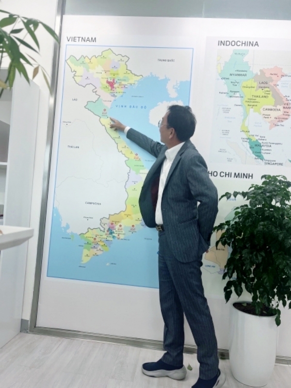 신주백 법인장이 베트남 내 점포들에 대해 설명중인 모습. (사진=이승윤)