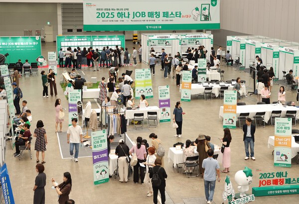 대구에서 열린 하나은행의 중장년층 재취업 박람회 ‘하나 JOB 매칭 페스타’에서 참여기업과 구직자들이 상담을 하고 있다. 박람회에는 대구•경북지역 53개 기업이 참여했으며 이중 15개 사는 현장면접을 실시했다. (사진=하나은행)