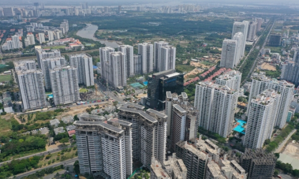 호치민 남부지역의 아파트단지. 2023년 개정 주택법 및 관련 시행령에 따르면 투자등록증 또는 적법한 입출국·체류 허가를 받은 외국 법인과 개인은 베트남에서 주택을 소유할 수 있다. 이 중 아파트(신·구축 포함)의 외국인 소유한도는 최고 30%로 제한되며, 단지내 여러 동이 있는 경우 동별로 최고 30%를 소유할 수 있다. (사진=VnExpress/Quynh Tran)