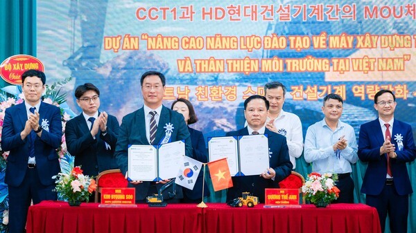 김병수 HD현대건설기계 AM/PS 담당 상무(앞줄 왼쪽)와 즈엉 테 안(Duong The Anh) CCT1대학 총장(오른쪽)이 ‘친환경·스마트 건설기계 인력 양성 사업’ MOU를 체결한뒤 함께 협약서를 들어보이고 있다. (사진=HD현대건설기계)