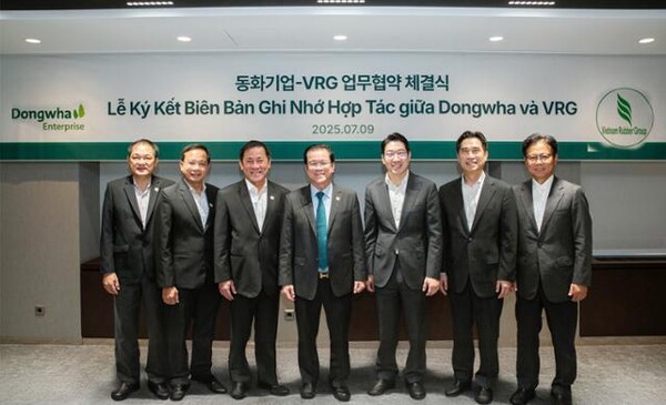 동화기업과 베트남 국영고무그룹(VRG)의 업무협약식에서 레 탄 흥 VRG 총괄사장(왼쪽에서 네번째), 승지수 동화그룹 부회장(다섯번째), 채광병 동화기업 대표(여섯번째)가 양사 경영진과 기념사진을 촬영하고 있다. (사진=동화기업)