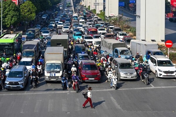 하노이시의 한 교차로에서 차량들이 정지 신호로 정차중인 모습. (사진=VnExpress/Giang Huy)