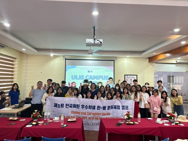 여성가족부가 14~17일 개최하는 한-베 다문화가족 청소년 초청 ‘한국문화·진로체험 캠프’에는 결혼•이민 등으로 베트남으로 귀환한 결혼이민자 자녀들이 참여해 문화재•박물관, 대학•직업체험공간•국가시설 등을 견학하며 한국에 대해 배우고 진로를 설계하는 시간을 갖는다. 사진은 호치민시한국교육원의 한-베문화체험 캠프에 참여한 학생들이 기념사진을 찍고있는 모습. (사진=문화관광체육부)