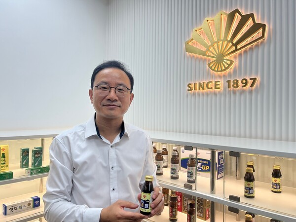 노웅호 동화약품 베트남 법인장(상무) 겸 중선파마 CEO가 동화약품의 주요 제품 중 하나인 까스활을 들어보이고 있다. (사진=이승윤)