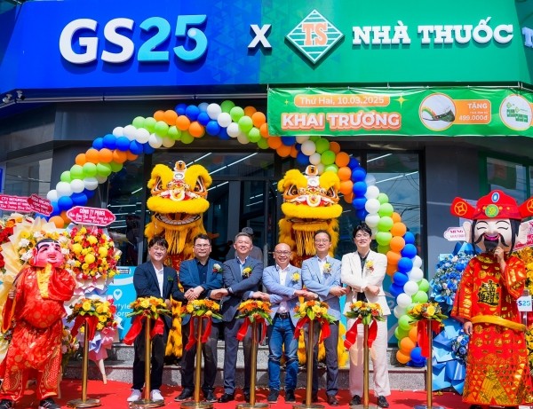 GS25베트남과 동화약품의 베트남 약국체인 중선파마가 협업으로 티엔장성 고꽁시에서 현지최초의 ‘편의점-약국 결합’ 컬래버레이션 매장. (왼쪽부터) 문현진 GS25베트남 점포개발팀장, 최금성 GS25베트남 법인장, 이인덕 동화약품 부사장, 마이 투이 년 GS25베트남 대표, 노웅호 중선파마 법인장, 김수걸 중선파마 관리담당 부장. (사진=동화약품)