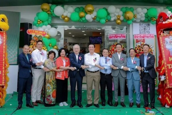 작년 11월 중선파마 롱안성 200호점 개점식에 참석한 윤인호 사장(왼쪽 두번째)과 윤도준 회장(왼쪽 다섯번째), 노웅호 법인장(오른쪽 세번째). (사진=동화약품)