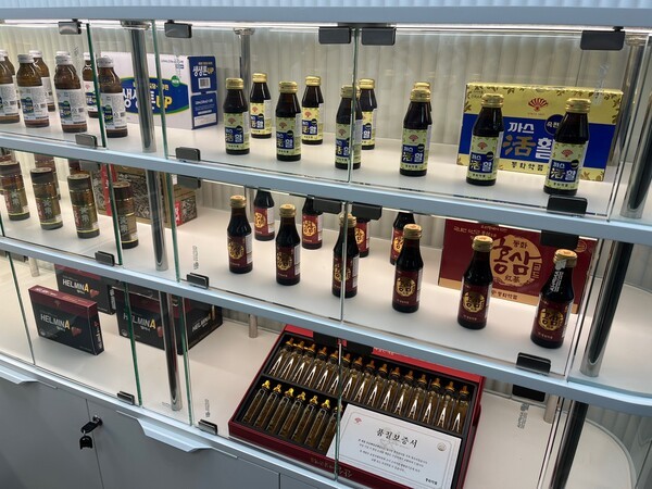 호치민시 1군 CJ빌딩 동화약품 베트남 사무소 내 진열된 동화약품의 주요 제품들. (사진=이승윤)