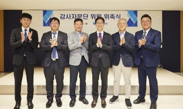 IBK기업은행은 6명의 위원으로 구성된 감사자문단을 출범, 본격운영에 들어갔다. (왼쪽부터) 이상목 법무법인 와이케이 변호사, 김정현 법무법인 세종 수석전문위원, 이종운 서강대학교 초빙교수, 전병목 IBK기업은행 감사, 최준묵 한국CIA위원회 위원장, 정성욱 김&장 법률사무소 변호사가 위촉식에서 기념촬영을 하고 있다. (사진=IBK기업은행)