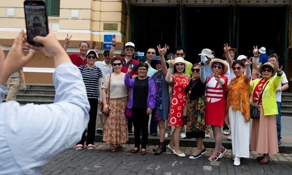 사이공중앙우체국을 방문한 중국 단체 관광객들의 모습. 글로벌 여행 플랫폼 아고다에 따르면 상반기 중국인 여행객들에게 가장 많은 관심을 받았던 상위 5대 베트남 여행지는 호치민시와 하노이시, 푸꾸옥, 다낭, 냐짱 순으로 나타났다. (사진=VnExpress/Thanh Tung)