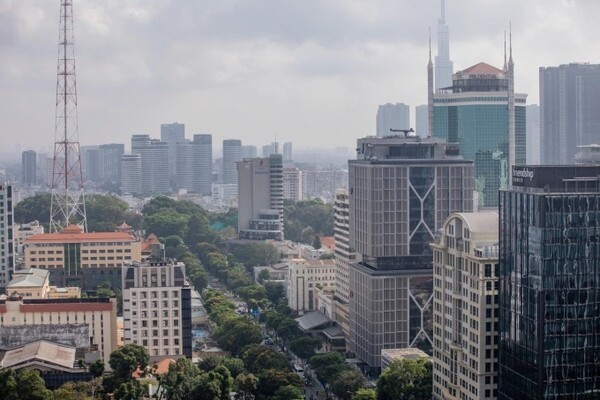 고급 호텔들이 줄지어 자리잡은 호치민시 옛 1군 일대 전경. 올들어 관광 산업 회복에 따라 베트남 호치민시의 호텔 객실료 상승 속 점유율이 코로나19 이전 수준을 되찾는 등 호텔 시장에도 활기가 돌고 있다. (사진=VnExpress/Thanh Nguyen)