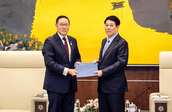 ABAC(APEC 기업인자문위원회) 의장인 조현상 HS효성 부회장(왼쪽)이 르엉 끄엉 베트남 국가주석을 만나 APEC 정상회담의 성공적인 개최를 위한 협조와 APEC CEO써밋에 기조연설자로 참석해줄 것으로 요청하며 초청장을 전달하고 있다. (사진=HS효성) 