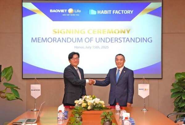 정윤호 해빗팩토리 공동대표(왼쪽)와 응웬 꽝 피 바오비엣 사장이 업무협약을 체결한뒤 기념촬영을 하고 있다. (사진=해빗팩토리)