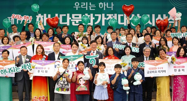 하나금융나눔재단의 ‘제17회 하나다문화가정대상’ 시상식에서 수상자 가족들과 이승열 하나금융나눔재단 이사장 등이 기념촬영을 하고 있다. (사진=하나금융나눔재단)