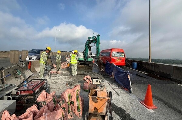 교량 연결 이음매 보수공사가 진행중인 롱탄대교 P26 교각 지점. (사진=VECE)