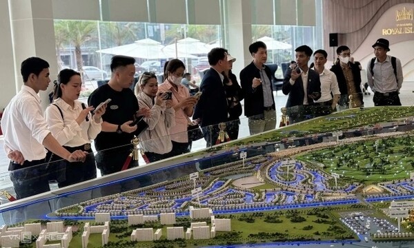 하이퐁 투이응웬의 한 분양사무소 내 풍경. 올들어 강력한 시장 회복에 베트남 부동산 업계가 하반기 분양 시즌을 앞두고 대대적인 중개인 채용에 나서고 있다. (사진=VnExpress/Anh Tu)