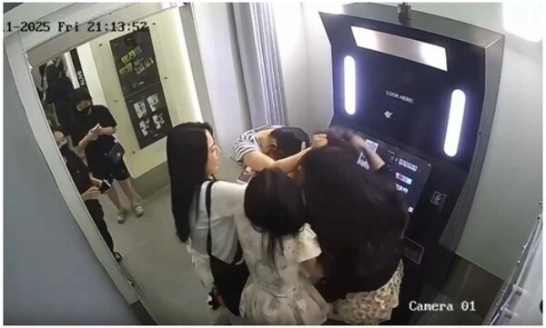 하노이 미딩 소재 포토부스 CCTV에 찍힌 한국인 여성의 베트남 여성 폭행 장면. 한국인 여성이 근무하는 회사인 세경하이테크는 해당직원을 퇴사조치하고 베트남법인 세경비나 대표 명의의 사과문을 발표하며 사태 수습 노력을 하고 있다. (사진=VnExpress) 