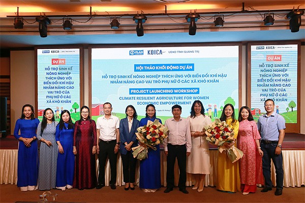 플랜과 한국국제협력단(KOICA)의 '꽝찌성 소수민족 여성의 경제적 역량 강화 지원 사업' 착수식에서 양단체 및 현지 지자체 관계자들과 주민들이 기념촬영을 하고 있다. (사진=플랜)