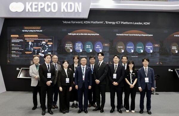 한전KDN 관계자들이 호치민시 'VIETNAM ELECS 2025'에서 기념촬영을 하고 있는 모습. 한전 KDN은 4종의 에너지ICT 솔루션을 출품, 현지기업을 비롯한 업계 관계자들의 관심을 끌었다. (사진=한전KDN) 