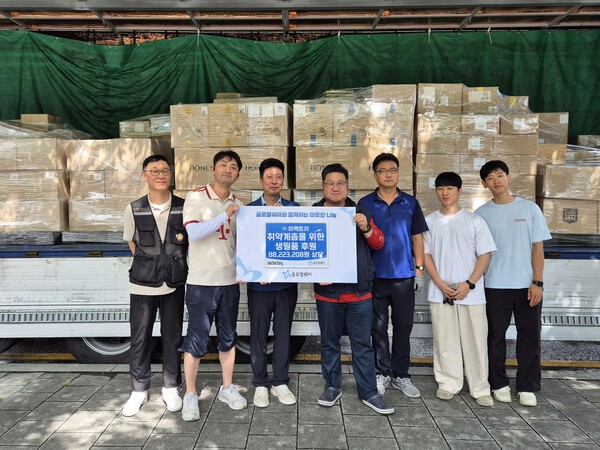 미팩토리는 글로벌쉐어에 화장품•위생용품 3만여점 8820만원 상당을 기부했으며, 기부품품을 서울 9개 지역 푸드뱅크를 통해 사회복지시설 및 저소득가정에 전달될 예정이다. 미팩토리, 글로벌쉐어, 푸드뱅크 관계자들이 기부 패널을 들어보이며 기념촬영을 하고 있다.  (사진=글로벌쉐어)