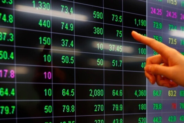 호치민시의 한 증권사 내 시황 전광판. 베트남이 주식 양도 차익에 대해 최고 20% 세율을 적용하는 것으로 주식 양도세 산정 방식 변경을 추진하고 있다. (사진=VnExpress/An Khuong)