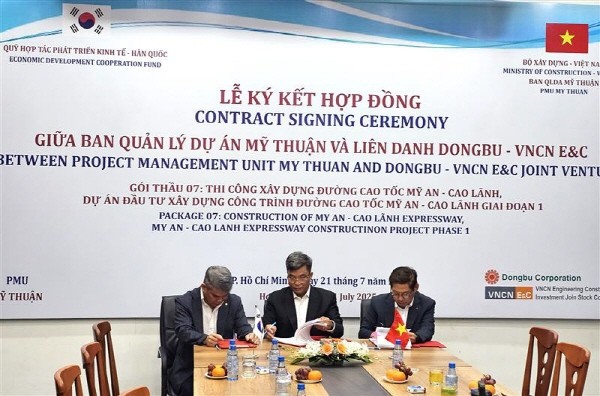 조홍빈 동부건설 토목사업본부장(왼쪽)과 쩐 반 티(Tran Van Thi) 미투언사업관리단장(오른쪽)과 2661억원 규모의 '미안-까오랑 도로 건설사업' 계약을 체결하고 있다. (사진=동부건설)