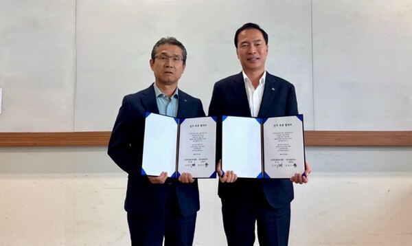 김응수 IBK신용정보 대외사업본부 상무(오른쪽)와 이원장 전국고용서비스협회 회장이 미수채권 회수 위임 서비스 업무협약을 체결한후 협약서를 들어보이고 있다. (사진=IBK신용정보) 