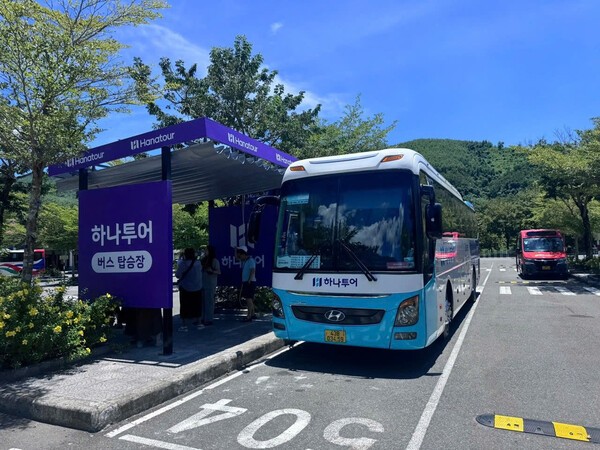 바나힐에서 운영 중인 하나투어 전용 도색 버스와 버스 탑승장.