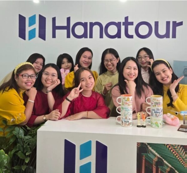 하나투어 베트남 법인에서 근무중인 현지 직원들의 모습.