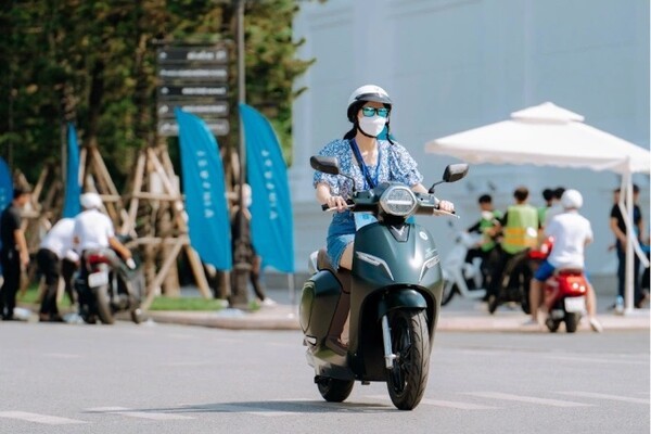 한 여성이 빈패스트의 전동이륜차 클라라S를 타고 있는 모습. 빈그룹이 하노이 시민을 대상으로 대대적인 전동 이륜차 전환 지원에 나선다. (사진=빈패스트)