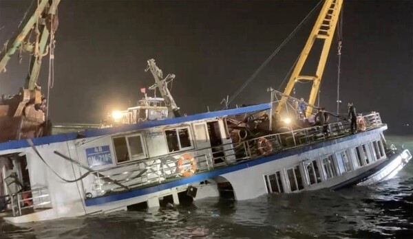 지난 19일 폭풍우를 만나 전복된 하롱베이 유람선이 연안으로 인양된 모습. (사진=베트남해군)