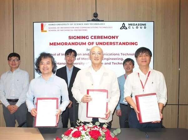 염동훈 메가존클라우드 대표(앞줄 가운데)과 하노이과학기술대학교의 타 하이 퉁 정보통신기술대학장, 쯔엉 호앙 선 기계공학대학장이 ‘디지털 전환 및 혁신역량 강화를 위한 업무협약’을 체결한후 협약서를 들고 기념촬영을 하고 있다. (사진=메가존클라우드)