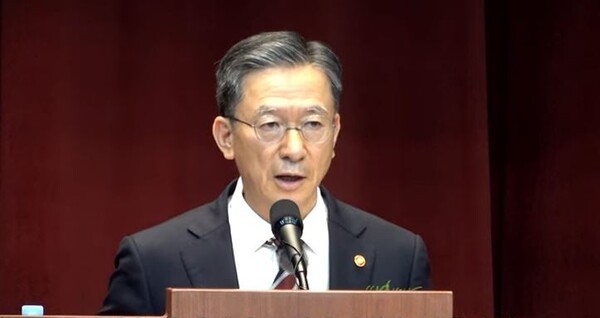 정성호 법무부 장관이 취임식에서 법무행정 방향을 밝히고 있다. 법무부는 25일 대검 고위간부(검사장급) 33명의 인사를 단행했다. (사진=법무부 유튜브)