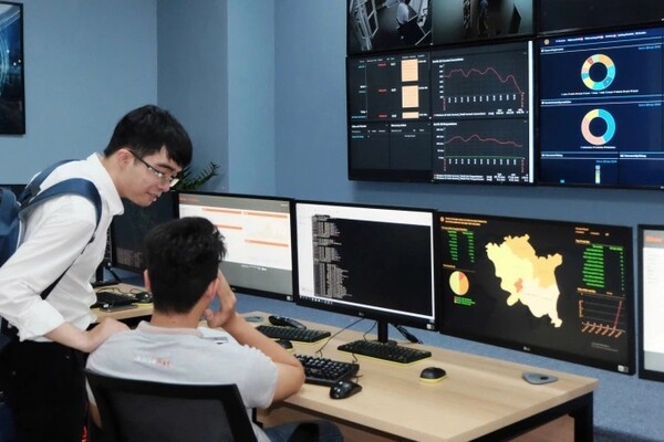 사이버보안모니터링센터에서 근무중인 직원들의 모습. 베트남이 통신업계로 하여금 불법 온라인 콘텐츠를 당국의 요청 24시간 이내 삭제 의무화를 추진하고 있다. (사진=VnExpress/Trong Dat)