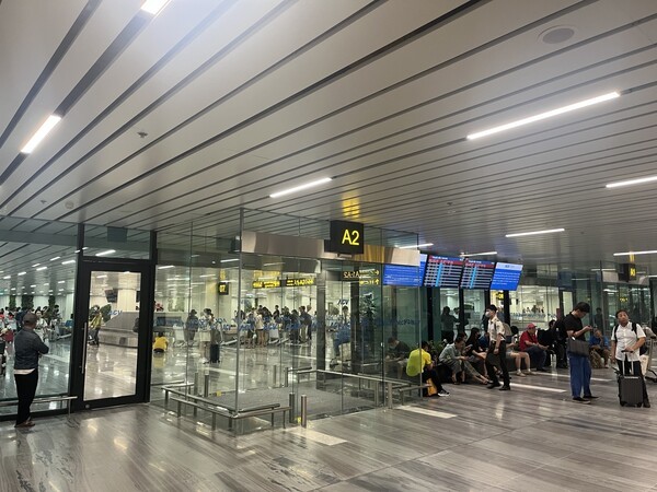 호치민시 떤선녓공항 3터미널 도착 게이트. 떤선녓공항 3터미널은 지난 26일부터 VNeID 앱을 활용한 탑승자 정보 확인과 안면 인식 기술을 적용하기 시작했다. 떤선녓공항 터미널에 생체 인식 기술이 적용된 것은 이번이 처음이다. (사진=인사이드비나/이승윤)