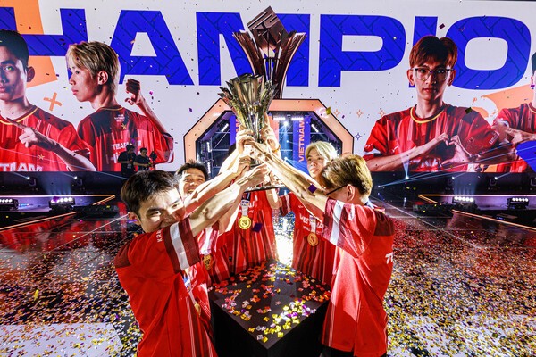 ㈜크래프톤 배틀그라운드 e스포츠 국가대항전 ‘펍지 네이션스 컵(PNC) 2025’에서 우숭한 베트남팀 선수들이 우승컵을 들어올리며 기쁨을 만끽하고 있다. 28일 기준 PNC 2025의 총상금 규모는 95만달러를 넘겨 기본상금의 약 2배에 달했으며, 우승팀인 베트남이 수령할 상금은 28만달러를 돌파했다. (사진=크래프톤)