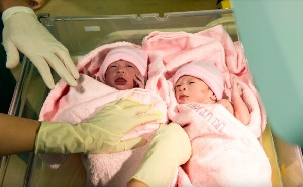 베트남의 한 병원에서 태어난 아이들의 모습. 베트남이 35세 이전 두 자녀를 출산한 여성에 지원금 지급을 추진하고 있다. 이는 역대 최저치로 추락한 출산율에 성비 불균형 심화까지 인구학적 문제를 해결하기 위한 조치로 풀이된다. (사진=VnExpress/Ngoc Ngan)