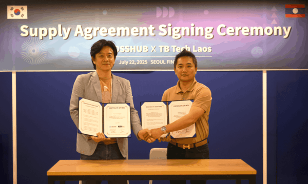 크로스허브와 라오스 TB Tech 대표가 신원인증솔루션 ‘IDBlock’ 수출을 위한 업무협약을 체결한뒤 함께 협약서를 들어보이고 있다. (사진=크로스허브) 